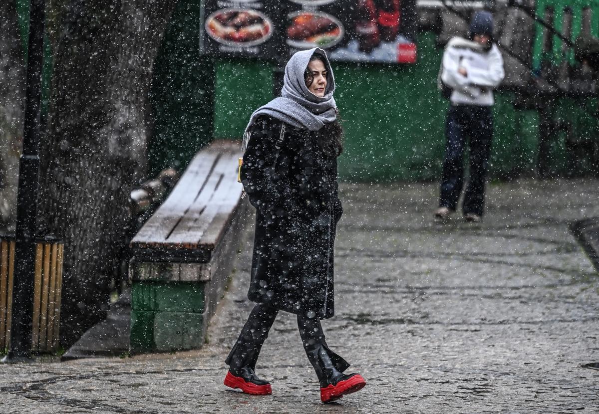 Ankara'ya mart ayında lapa lapa kar yağdı: Beyaza bürünen kentten kareler...