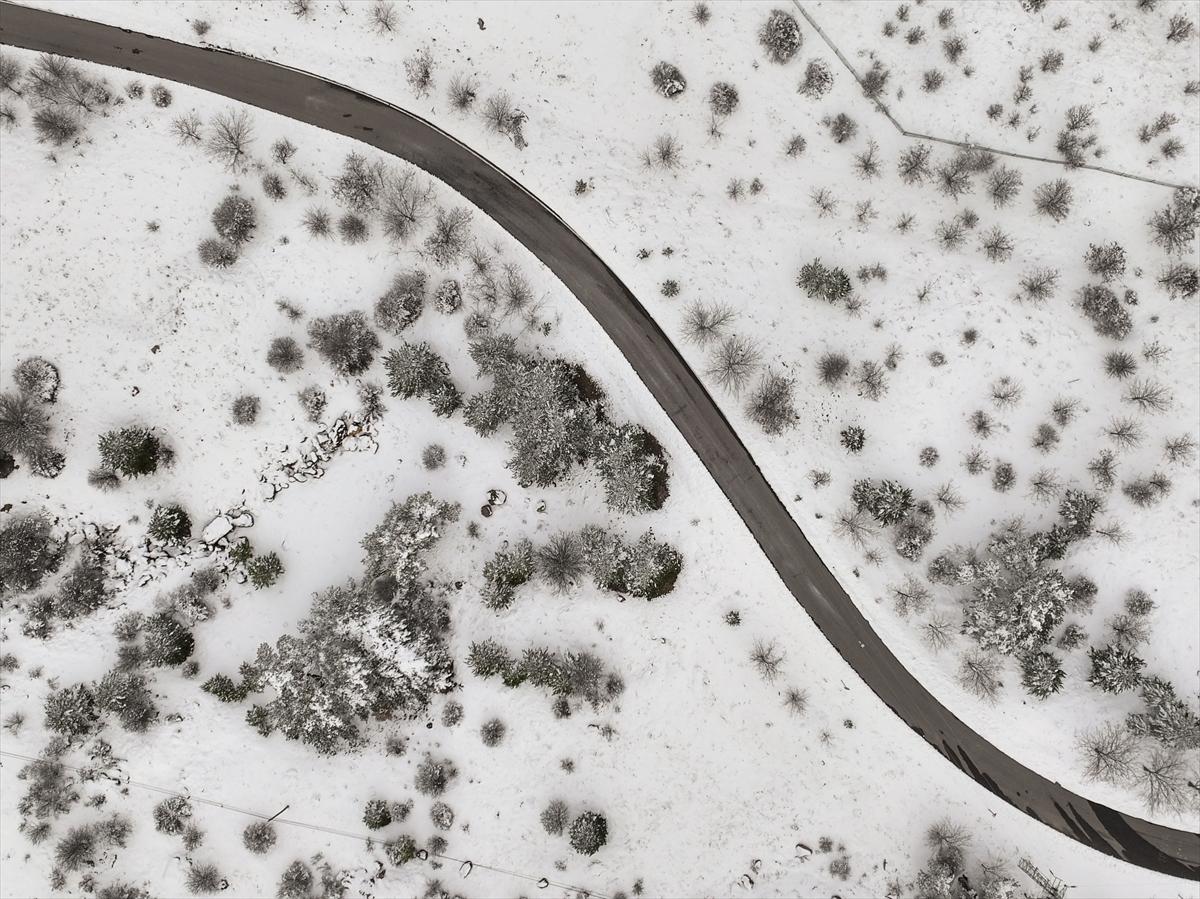 Ankara'ya mart ayında lapa lapa kar yağdı: Beyaza bürünen kentten kareler...