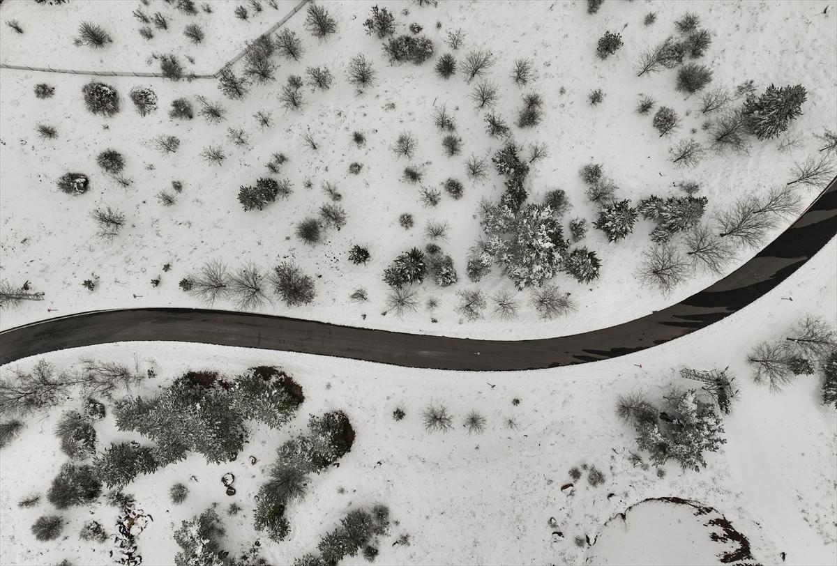 Ankara'ya mart ayında lapa lapa kar yağdı: Beyaza bürünen kentten kareler...