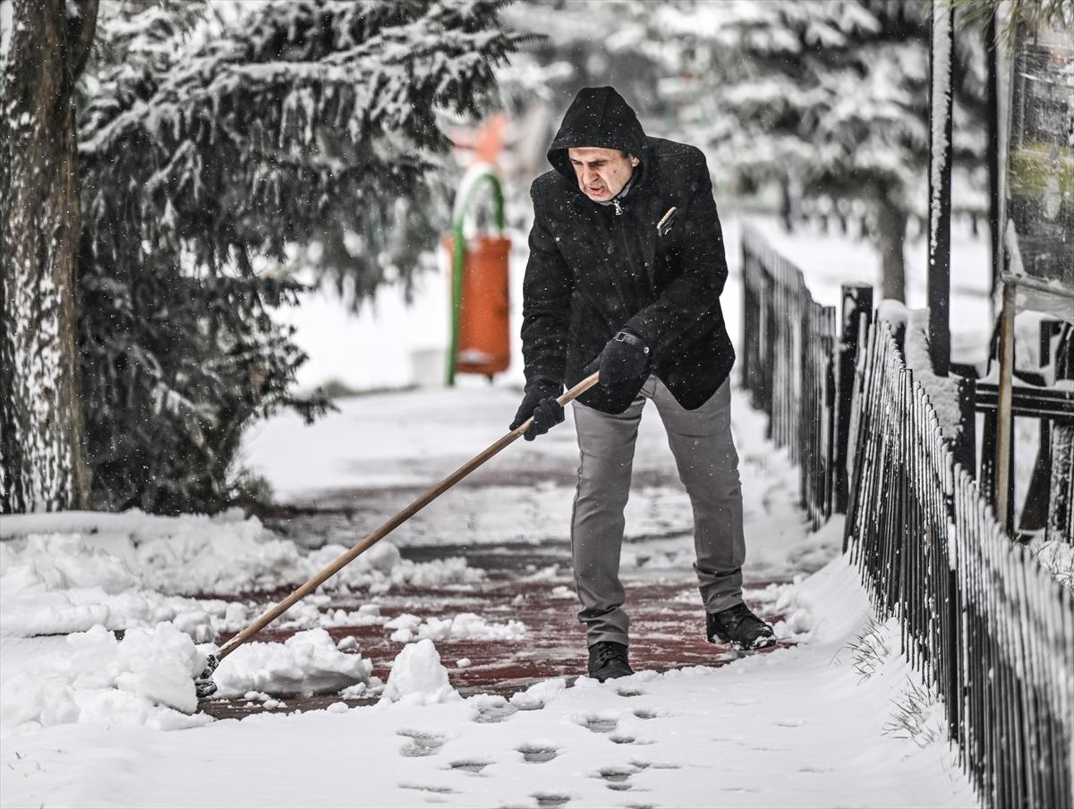 Ankara'ya mart ayında lapa lapa kar yağdı: Beyaza bürünen kentten kareler...