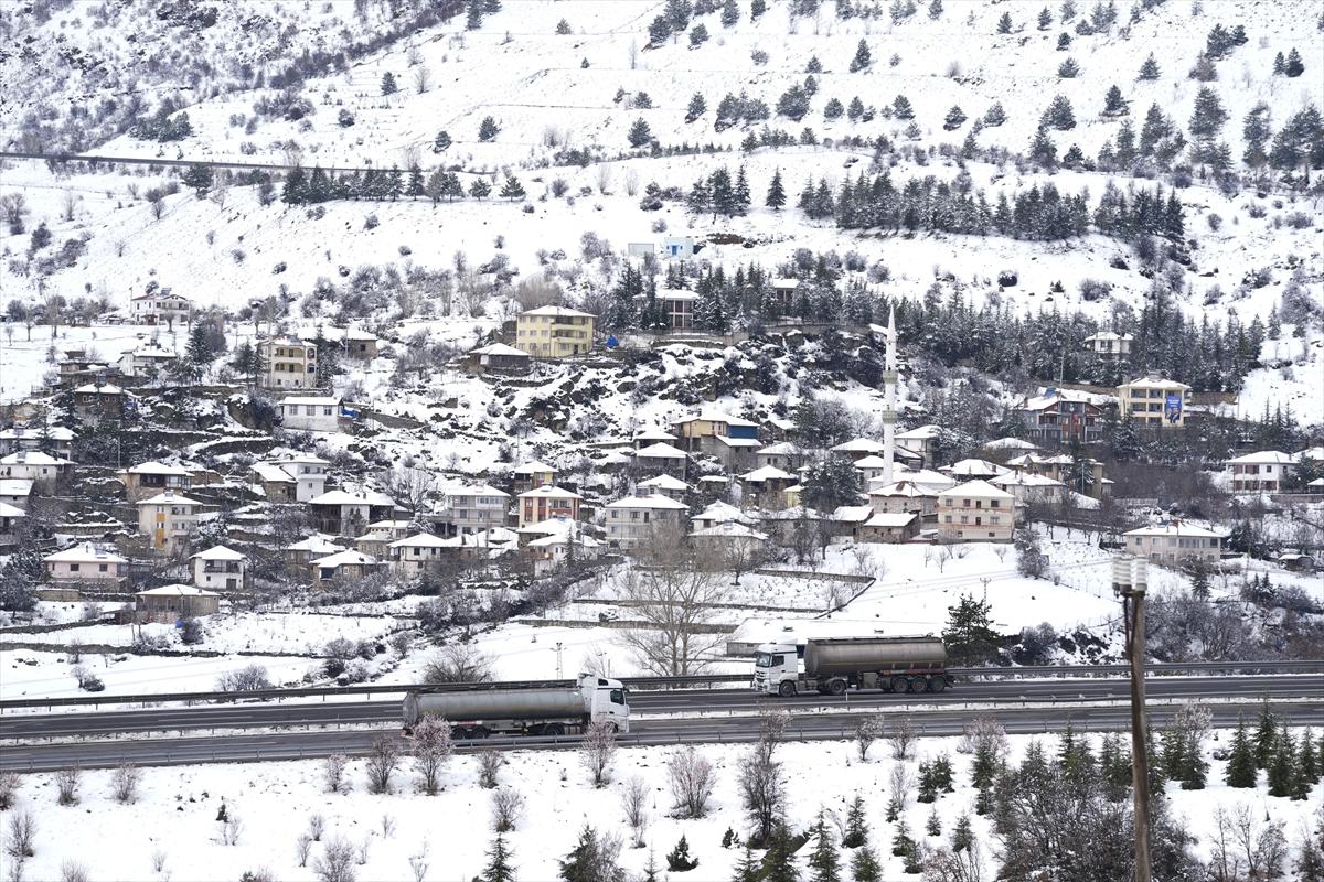 Ankara'ya mart ayında lapa lapa kar yağdı: Beyaza bürünen kentten kareler...