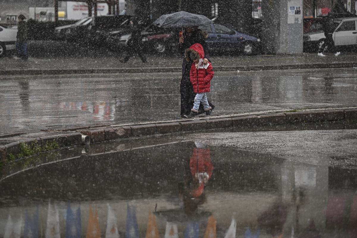Ankara'ya mart ayında lapa lapa kar yağdı: Beyaza bürünen kentten kareler...