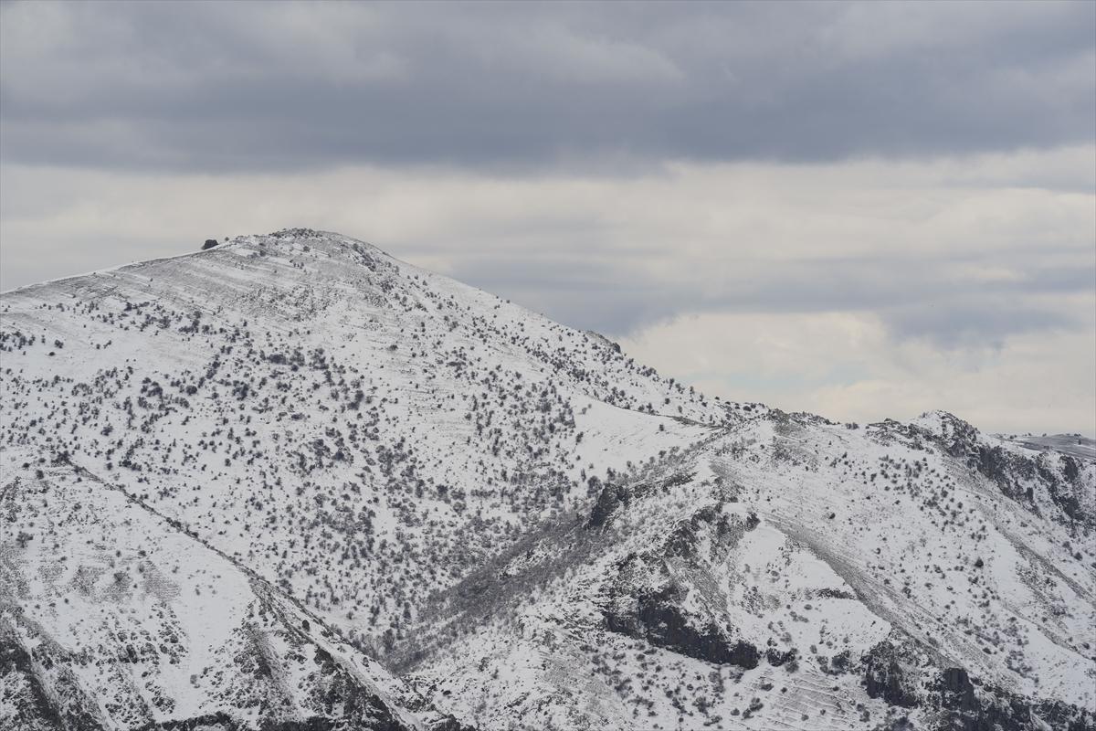Ankara'ya mart ayında lapa lapa kar yağdı: Beyaza bürünen kentten kareler...