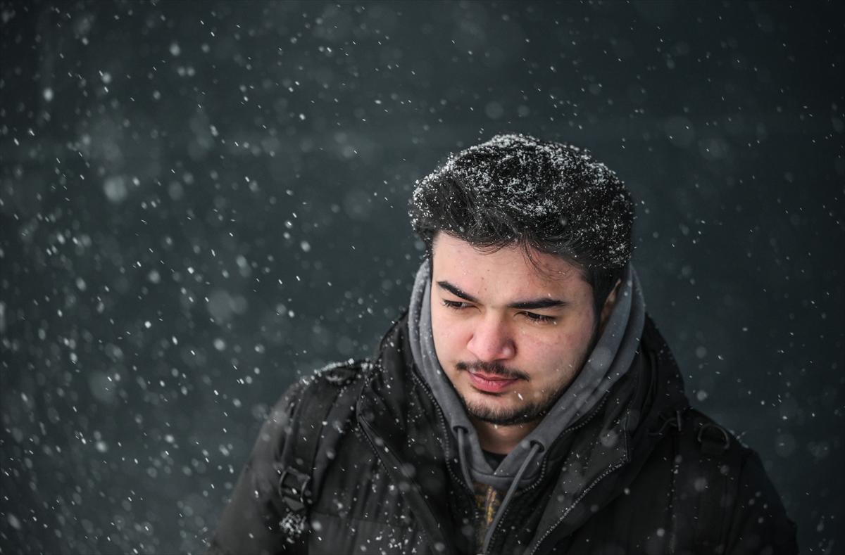 Ankara'ya mart ayında lapa lapa kar yağdı: Beyaza bürünen kentten kareler...