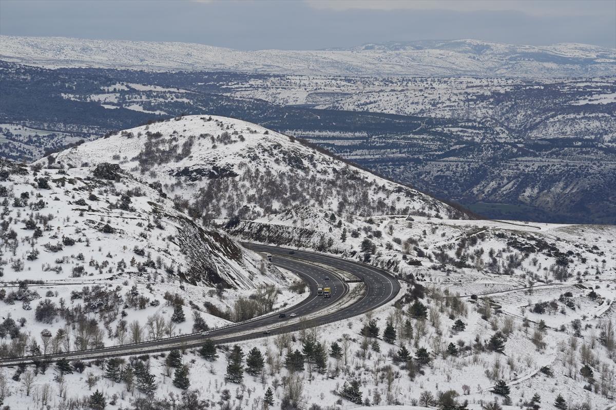 Ankara'ya mart ayında lapa lapa kar yağdı: Beyaza bürünen kentten kareler...
