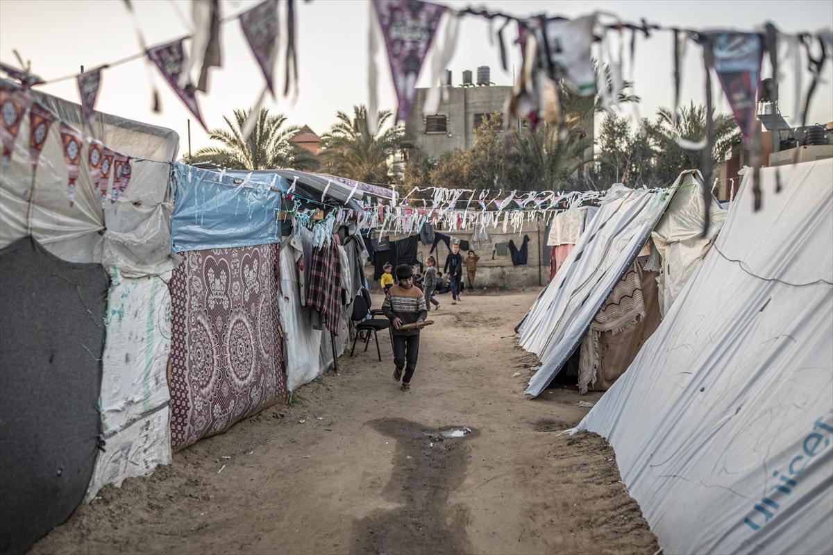 Refah kentine sığınan Filistinlilerin zorlu yaşam mücadelesi