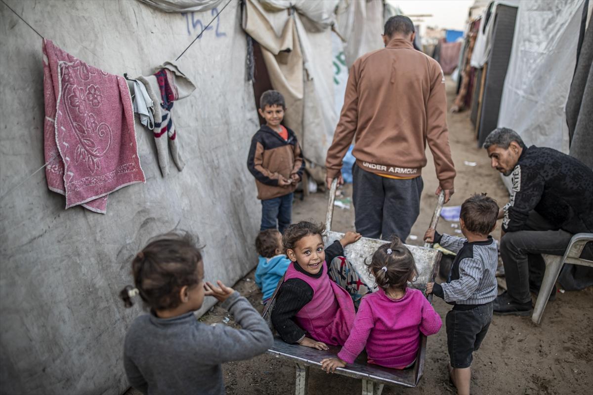 Refah kentine sığınan Filistinlilerin zorlu yaşam mücadelesi