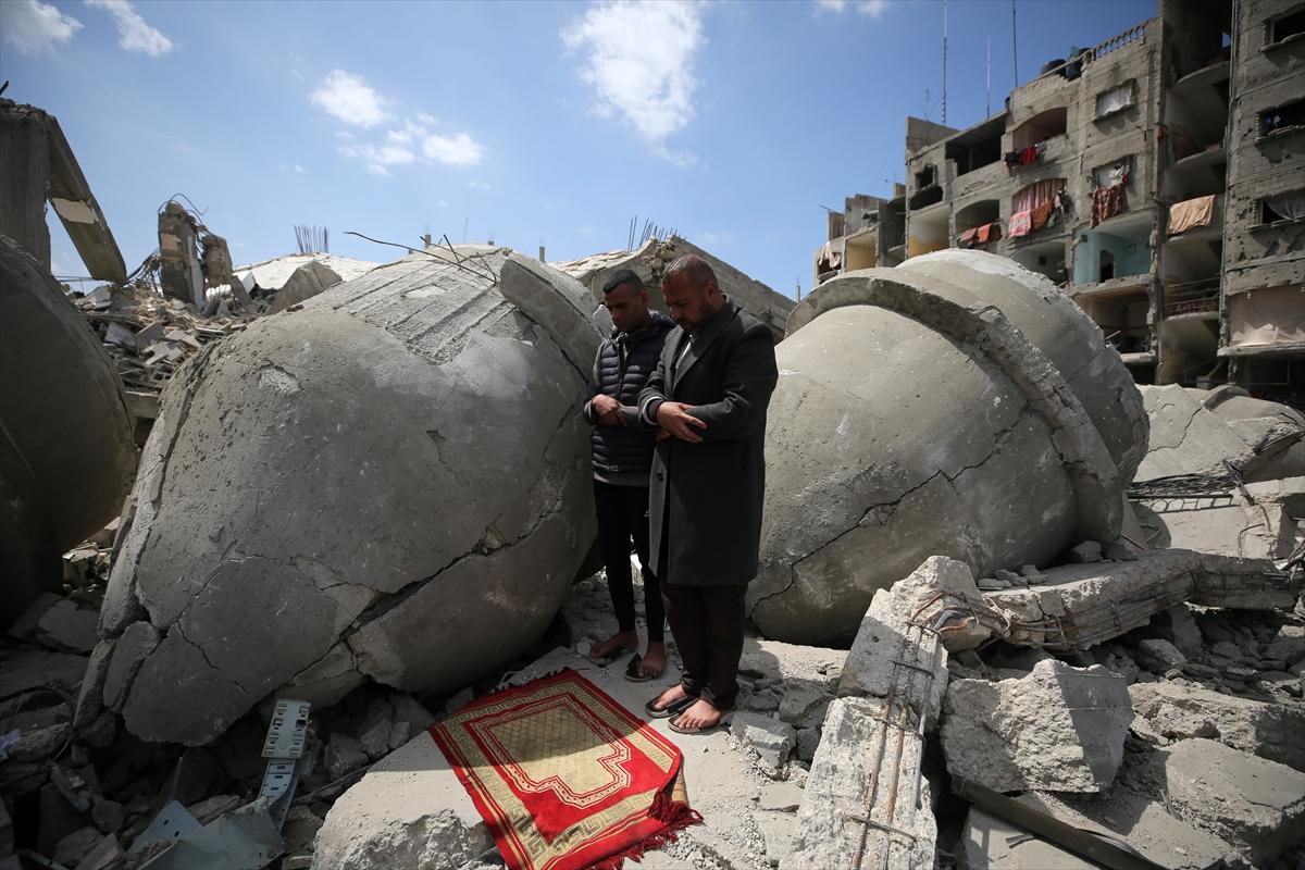 Gazze'de enkazlar arasında saf tuttular