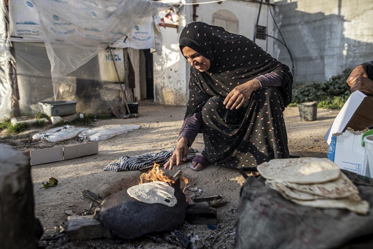 Refah kentine sığınan Filistinlilerin zorlu yaşam mücadelesi