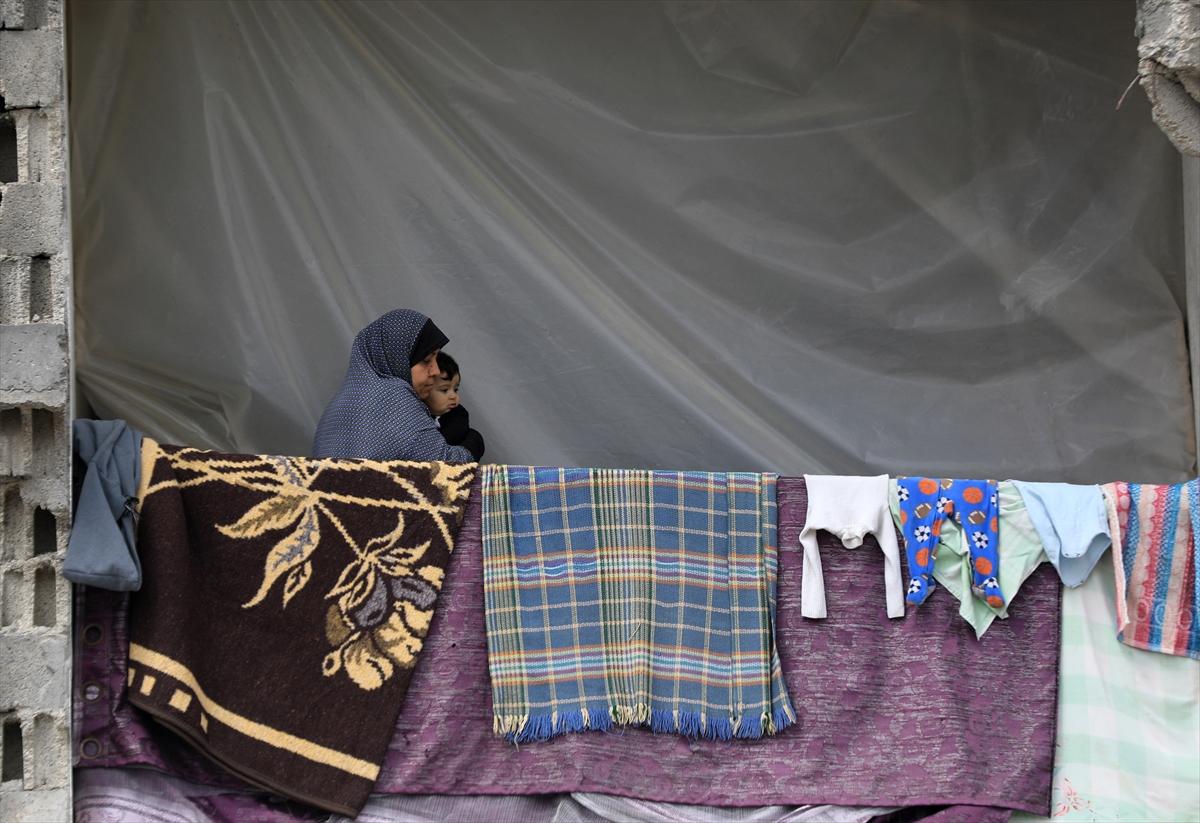 Gazze'de enkazlar arasında saf tuttular