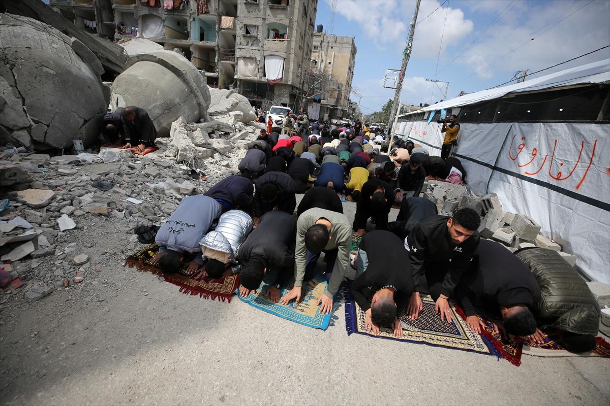 Gazze'de enkazlar arasında saf tuttular