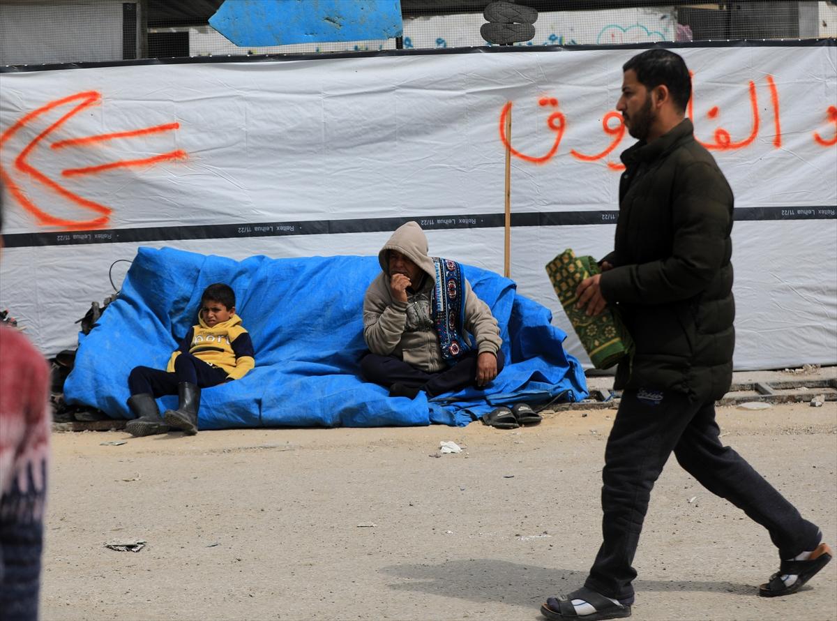 Gazze'de enkazlar arasında saf tuttular