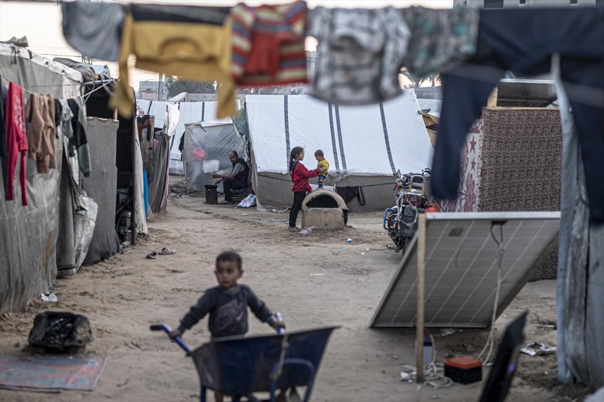 Refah kentine sığınan Filistinlilerin zorlu yaşam mücadelesi