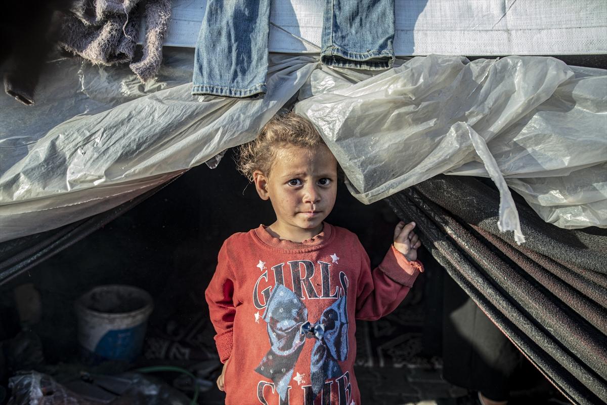 Refah kentine sığınan Filistinlilerin zorlu yaşam mücadelesi