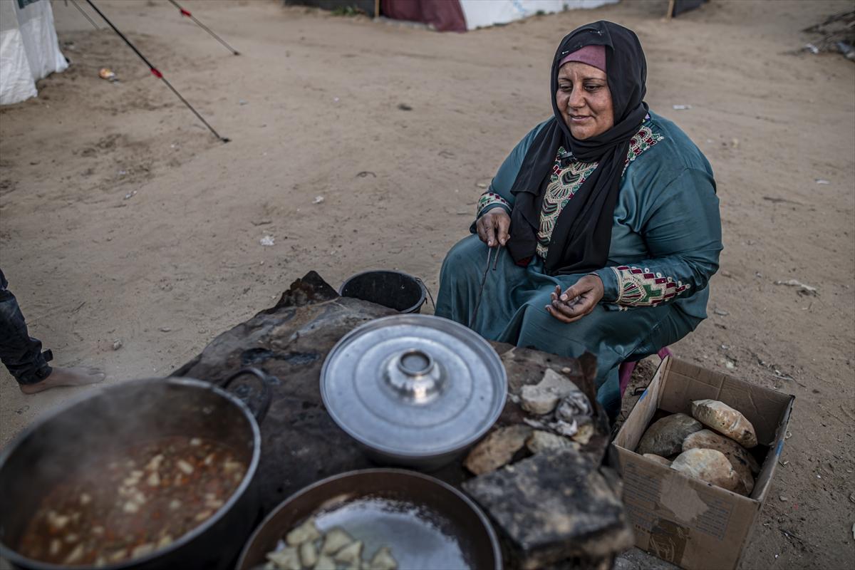 Refah kentine sığınan Filistinlilerin zorlu yaşam mücadelesi