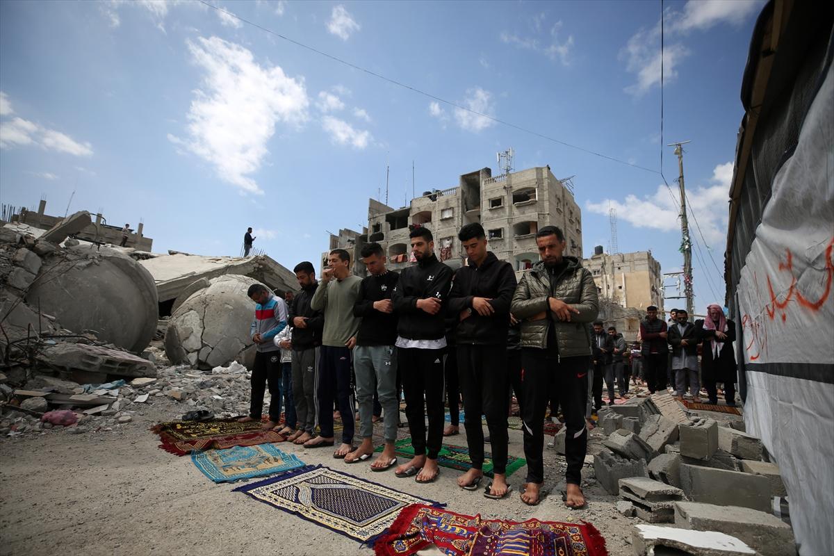 Gazze'de enkazlar arasında saf tuttular