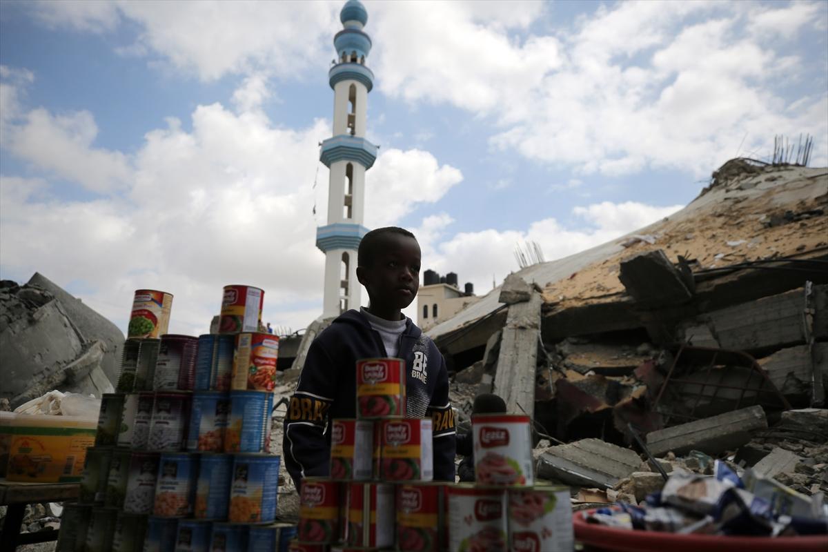 Gazze'de enkazlar arasında saf tuttular