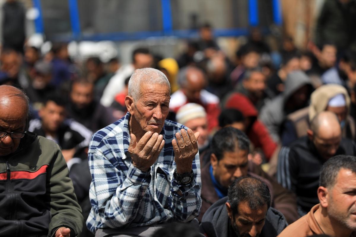 Gazze'de enkazlar arasında saf tuttular