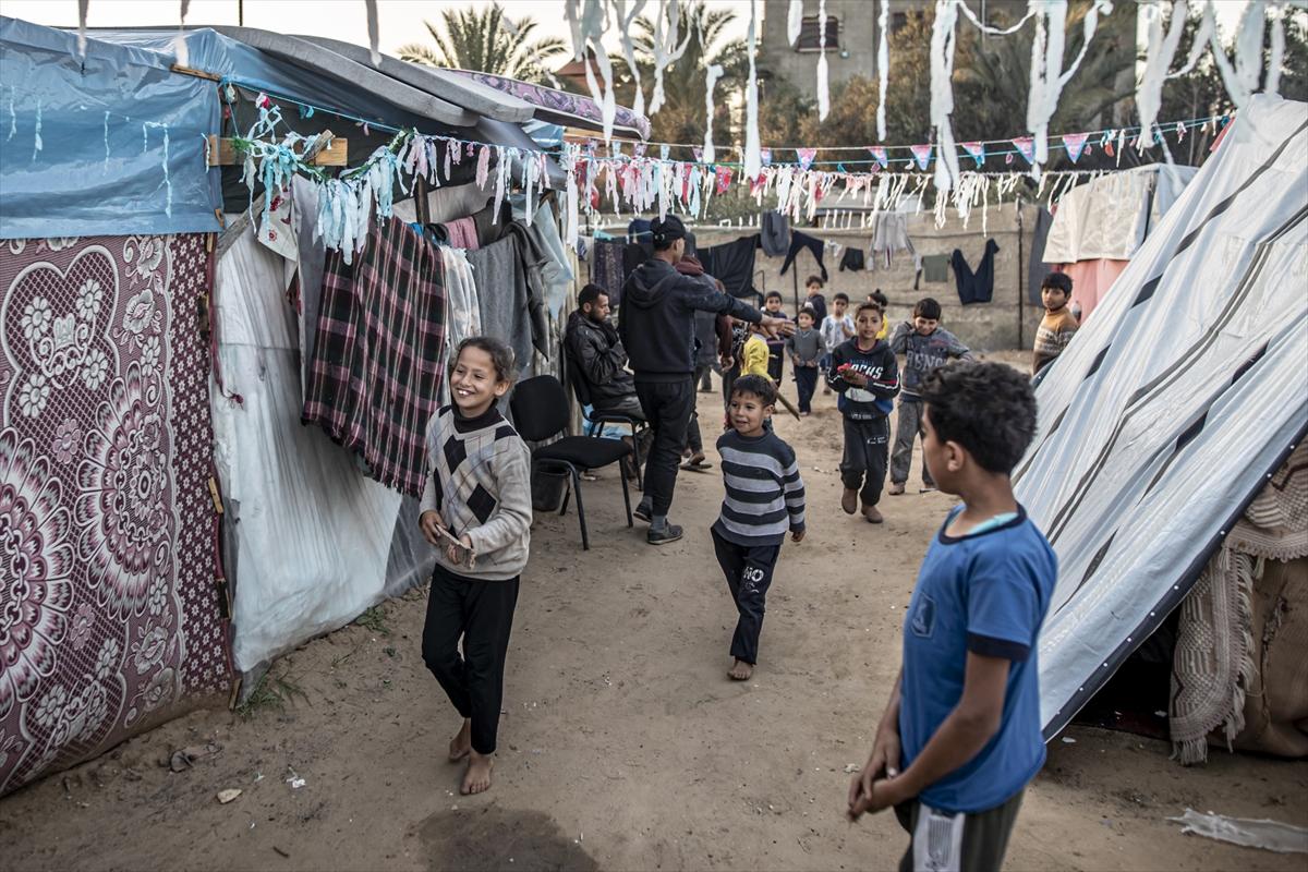 Refah kentine sığınan Filistinlilerin zorlu yaşam mücadelesi