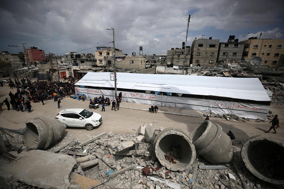 Gazze'de enkazlar arasında saf tuttular