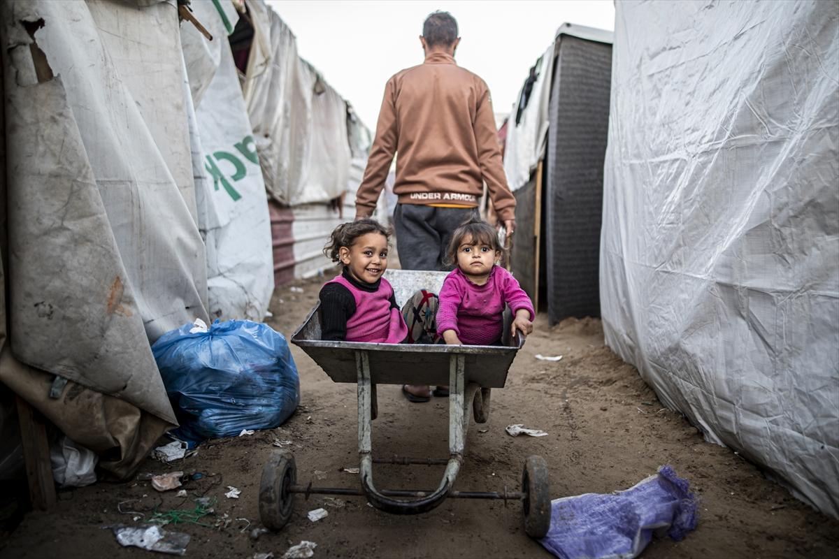 Refah kentine sığınan Filistinlilerin zorlu yaşam mücadelesi