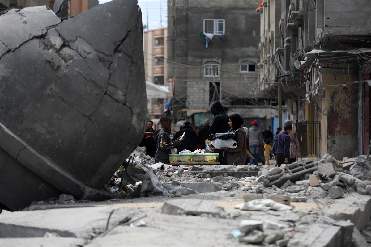 Gazze'de enkazlar arasında saf tuttular