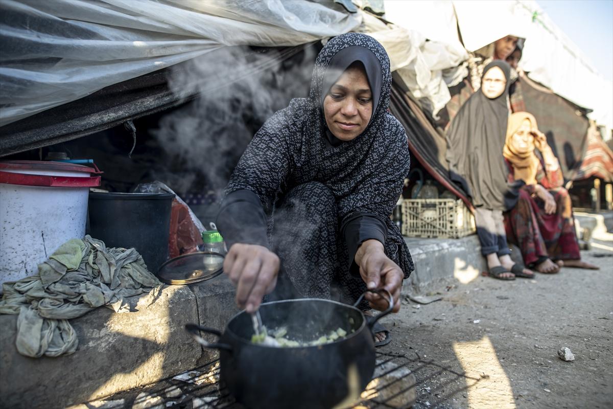 Refah kentine sığınan Filistinlilerin zorlu yaşam mücadelesi