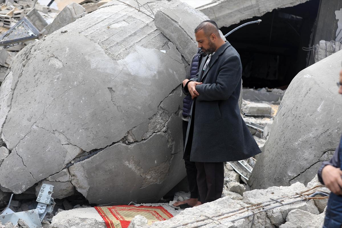 Gazze'de enkazlar arasında saf tuttular