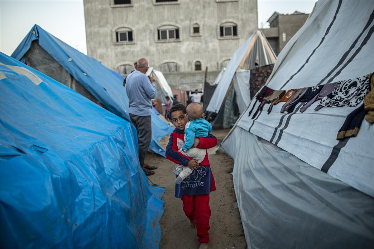 Refah kentine sığınan Filistinlilerin zorlu yaşam mücadelesi