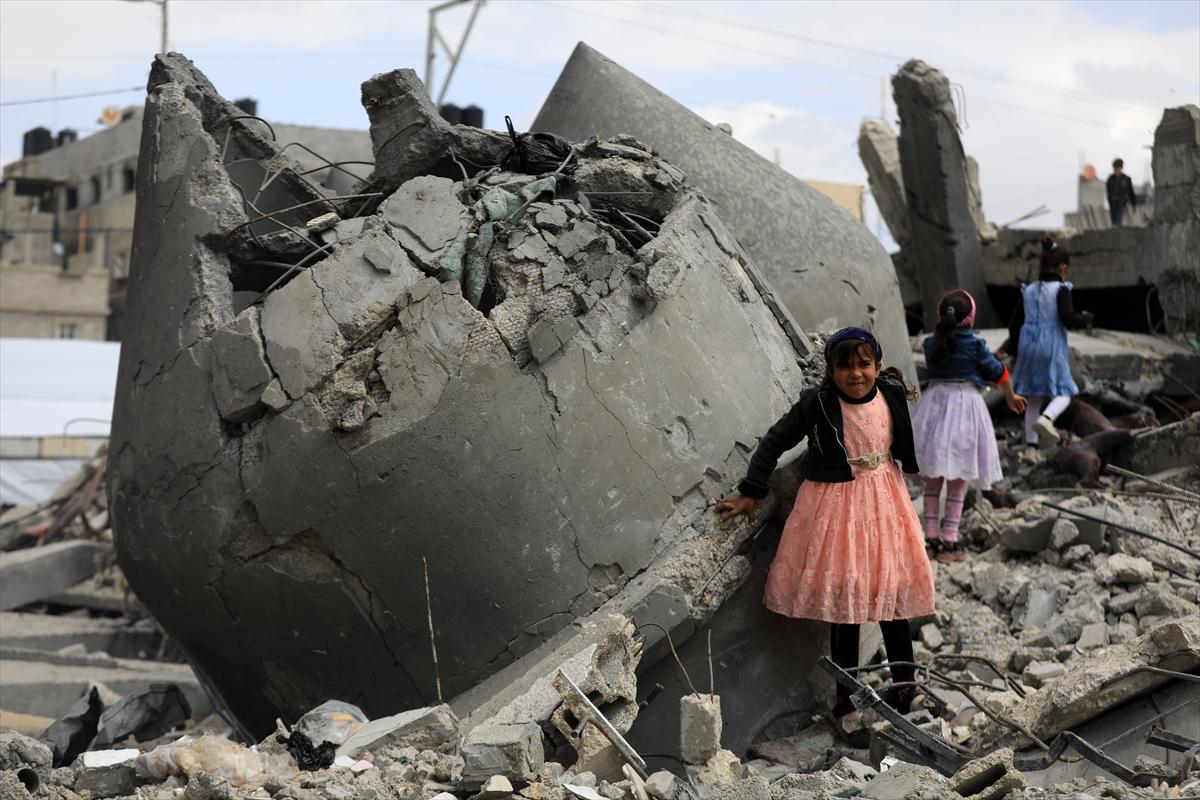 Gazze'de enkazlar arasında saf tuttular