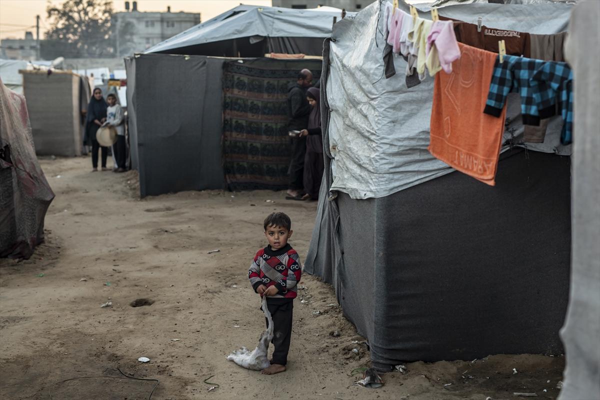 Refah kentine sığınan Filistinlilerin zorlu yaşam mücadelesi