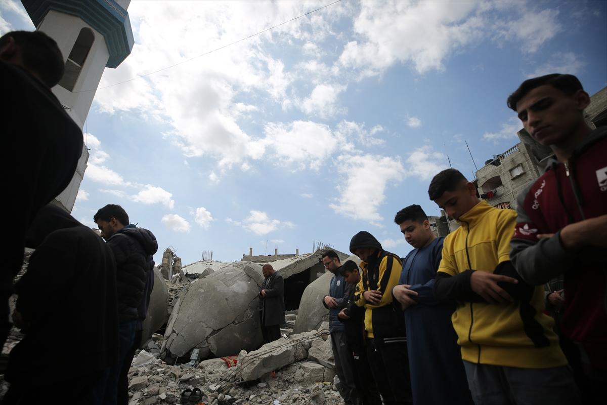 Gazze'de enkazlar arasında saf tuttular