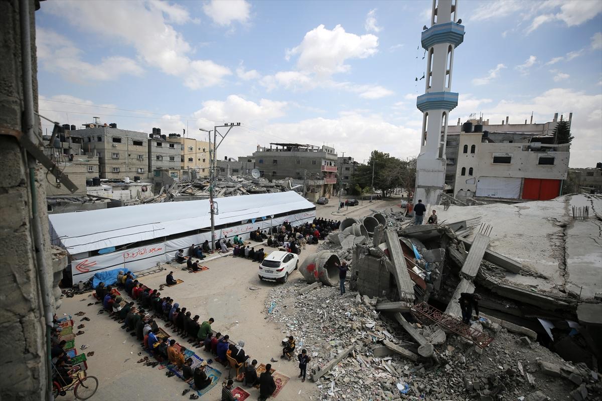 Gazze'de enkazlar arasında saf tuttular