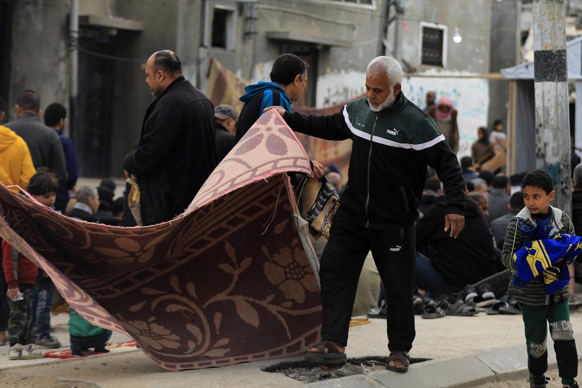 Gazze'de enkazlar arasında saf tuttular