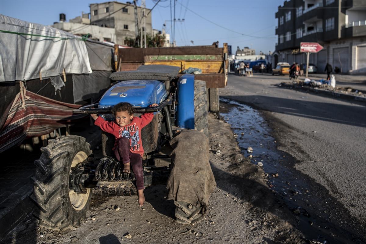 Refah kentine sığınan Filistinlilerin zorlu yaşam mücadelesi
