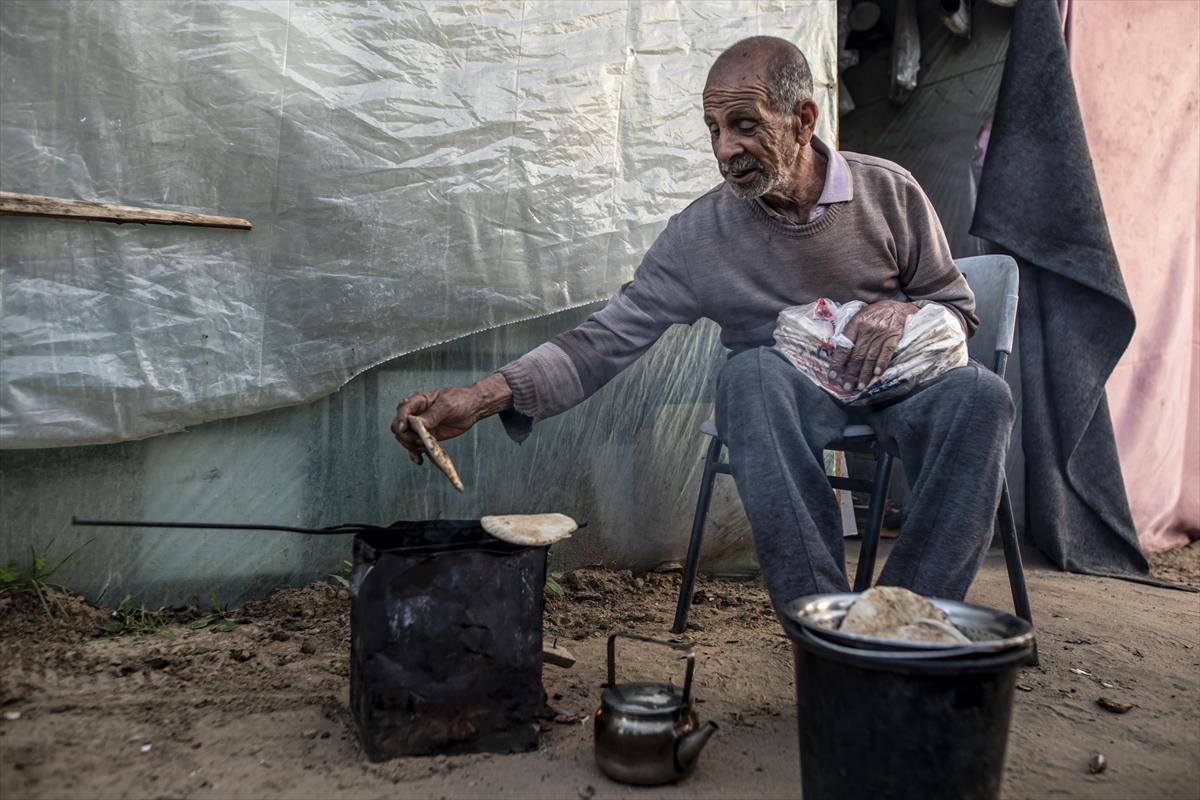 Refah kentine sığınan Filistinlilerin zorlu yaşam mücadelesi