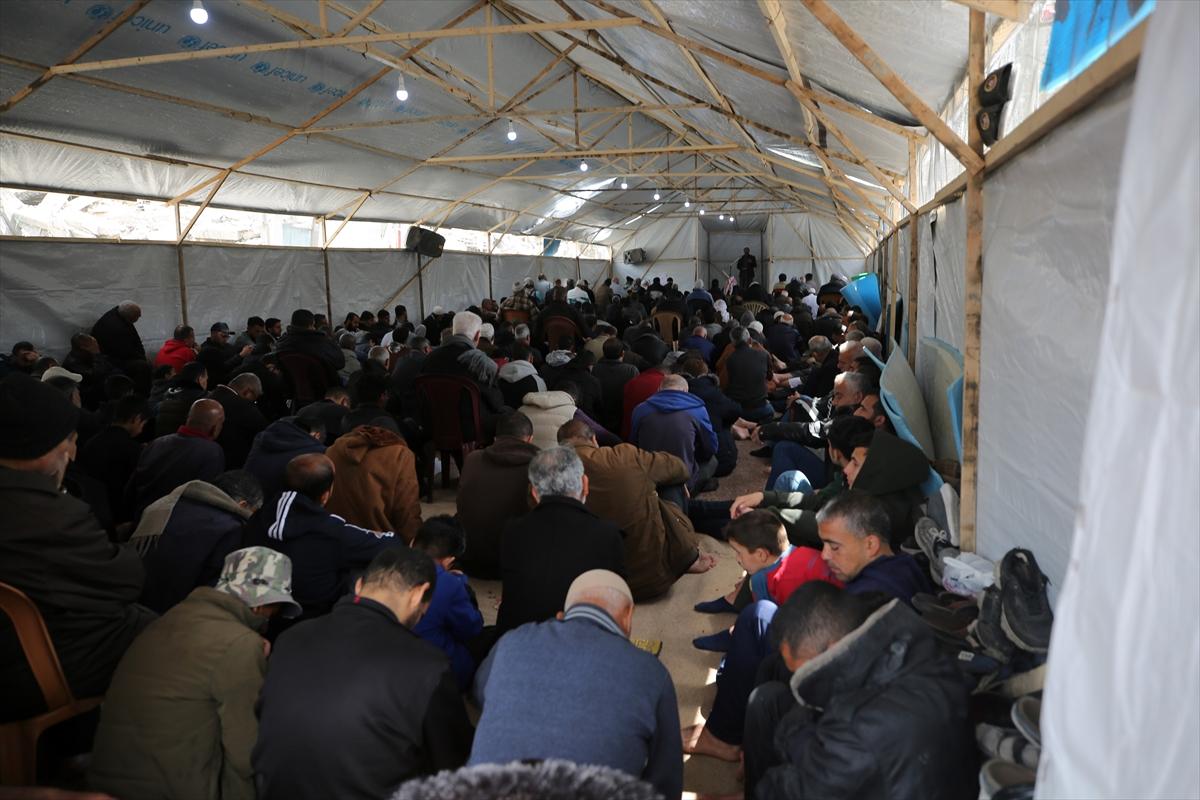 Gazze'de enkazlar arasında saf tuttular