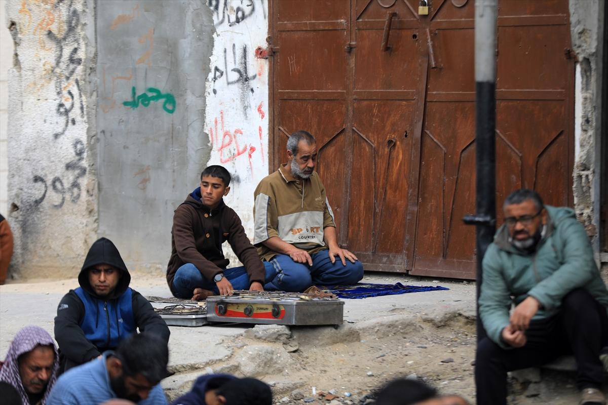 Gazze'de enkazlar arasında saf tuttular