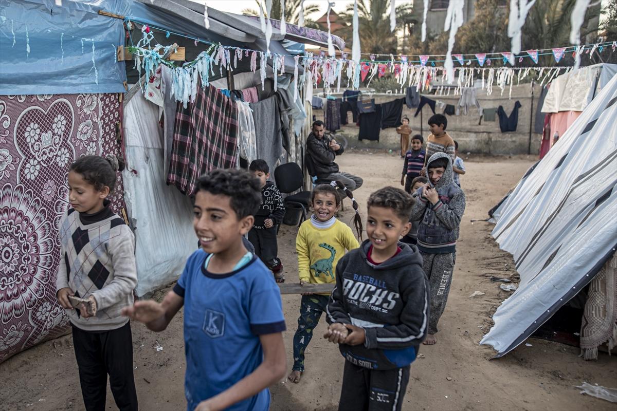 Refah kentine sığınan Filistinlilerin zorlu yaşam mücadelesi