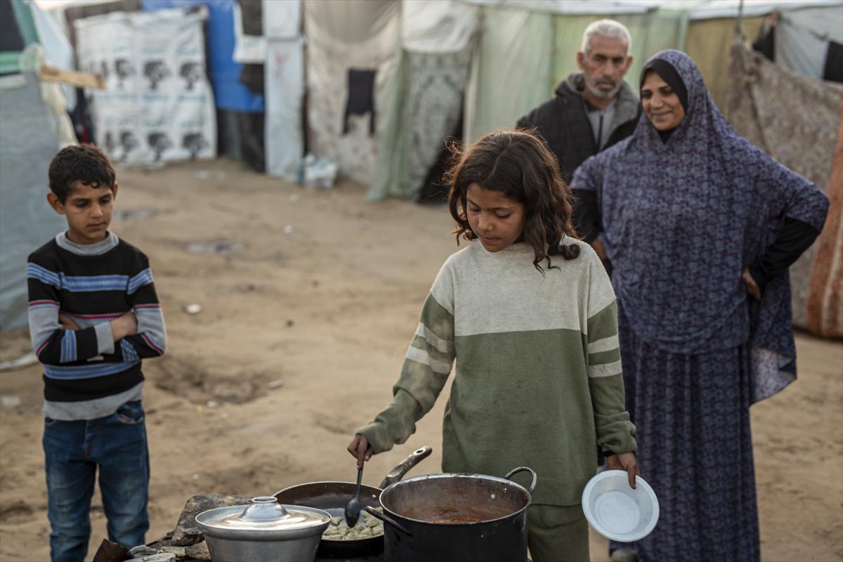 Refah kentine sığınan Filistinlilerin zorlu yaşam mücadelesi