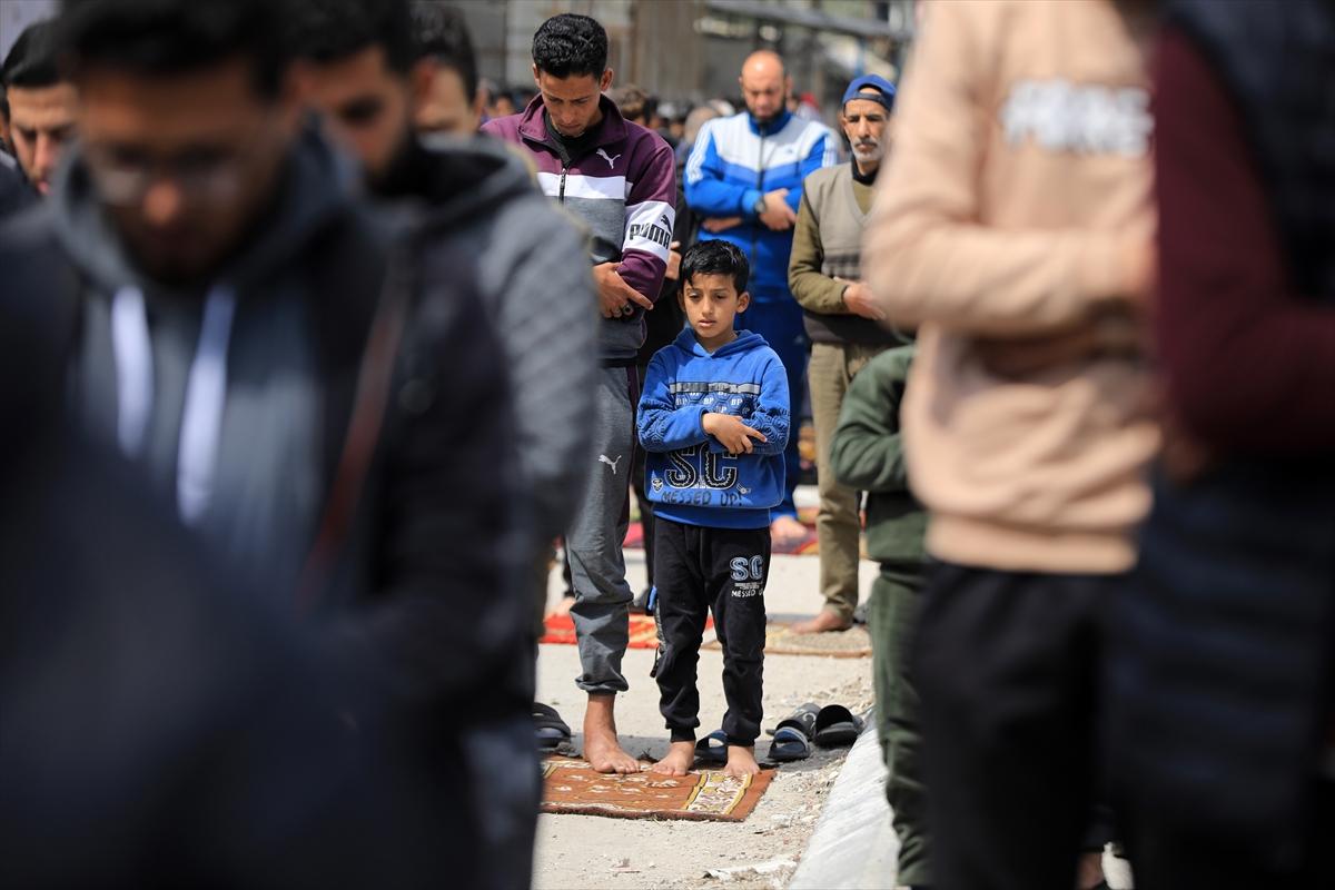 Gazze'de enkazlar arasında saf tuttular