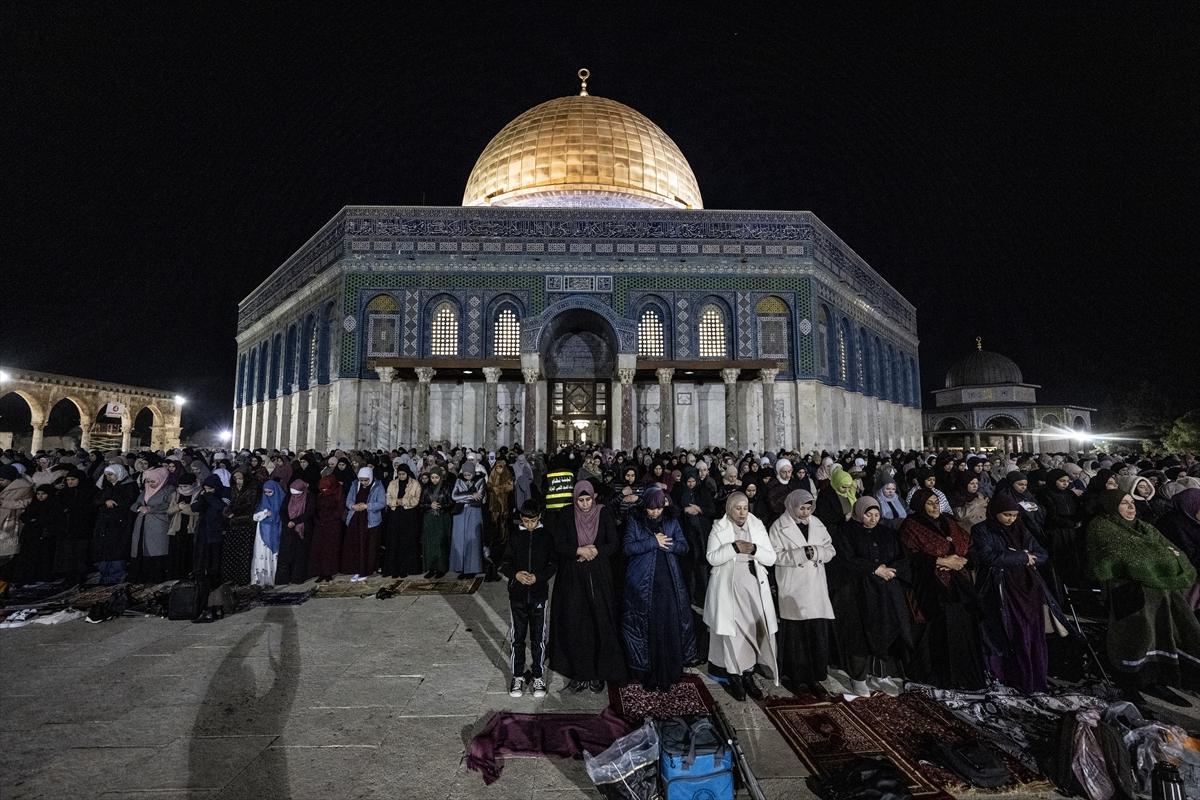 Mescid-i Aksa'da teravih namazı kılındı