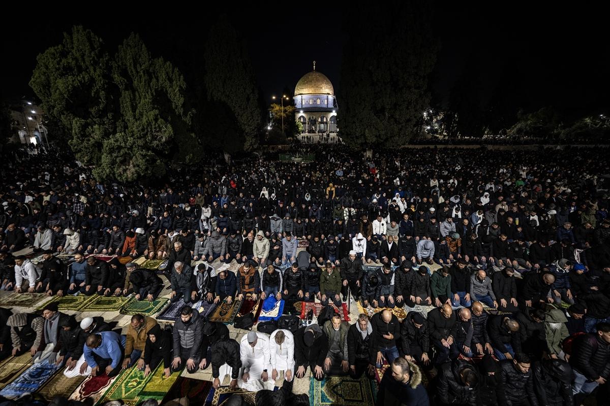 Mescid-i Aksa'da teravih namazı kılındı