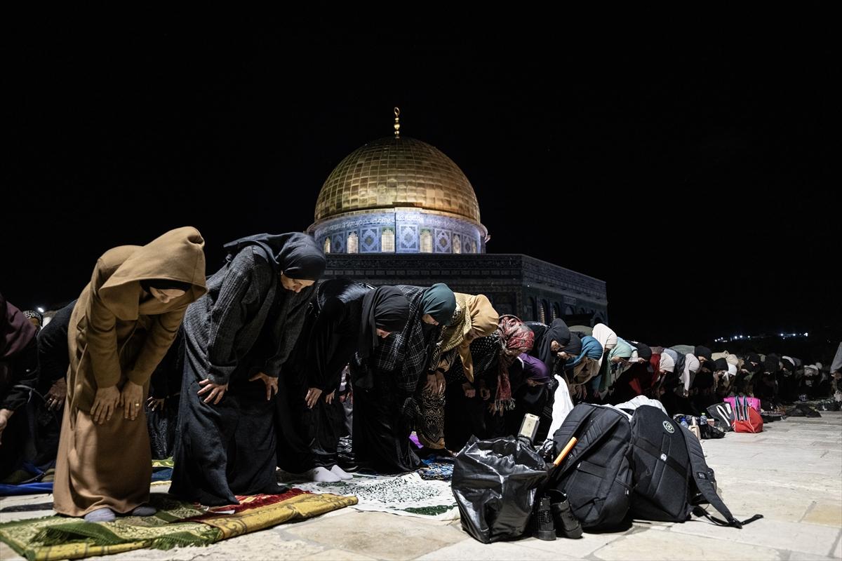 Mescid-i Aksa'da teravih namazı kılındı