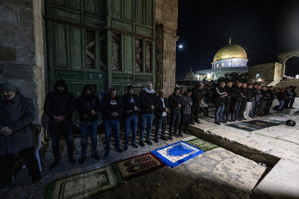 Mescid-i Aksa'da teravih namazı kılındı