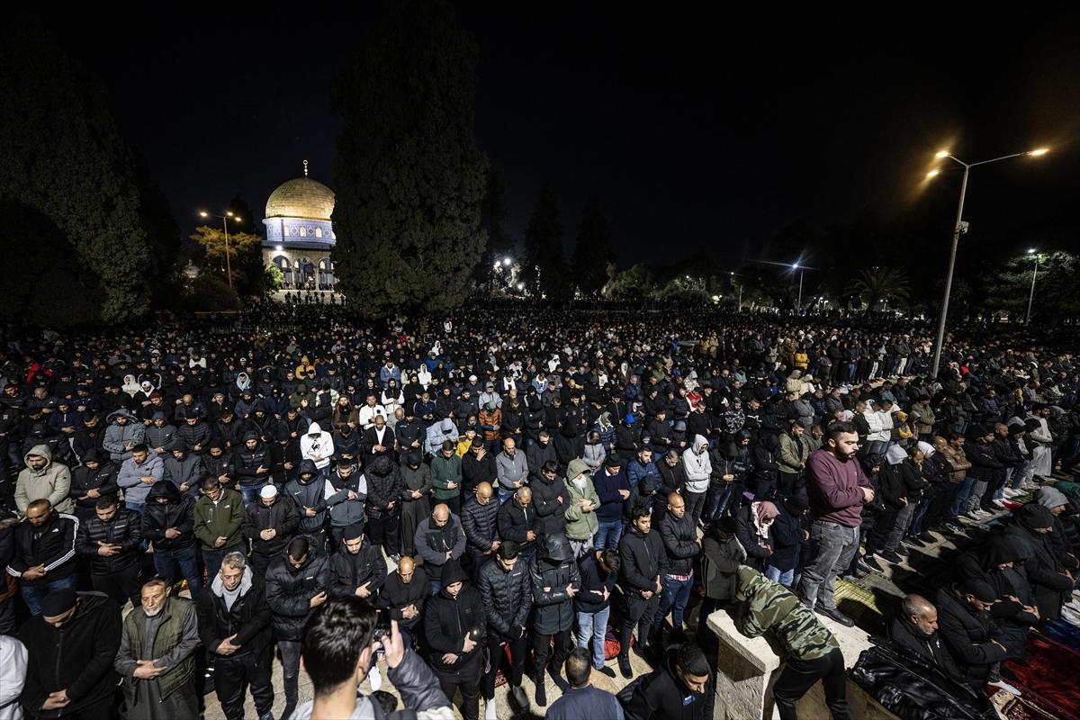 Mescid-i Aksa'da teravih namazı kılındı