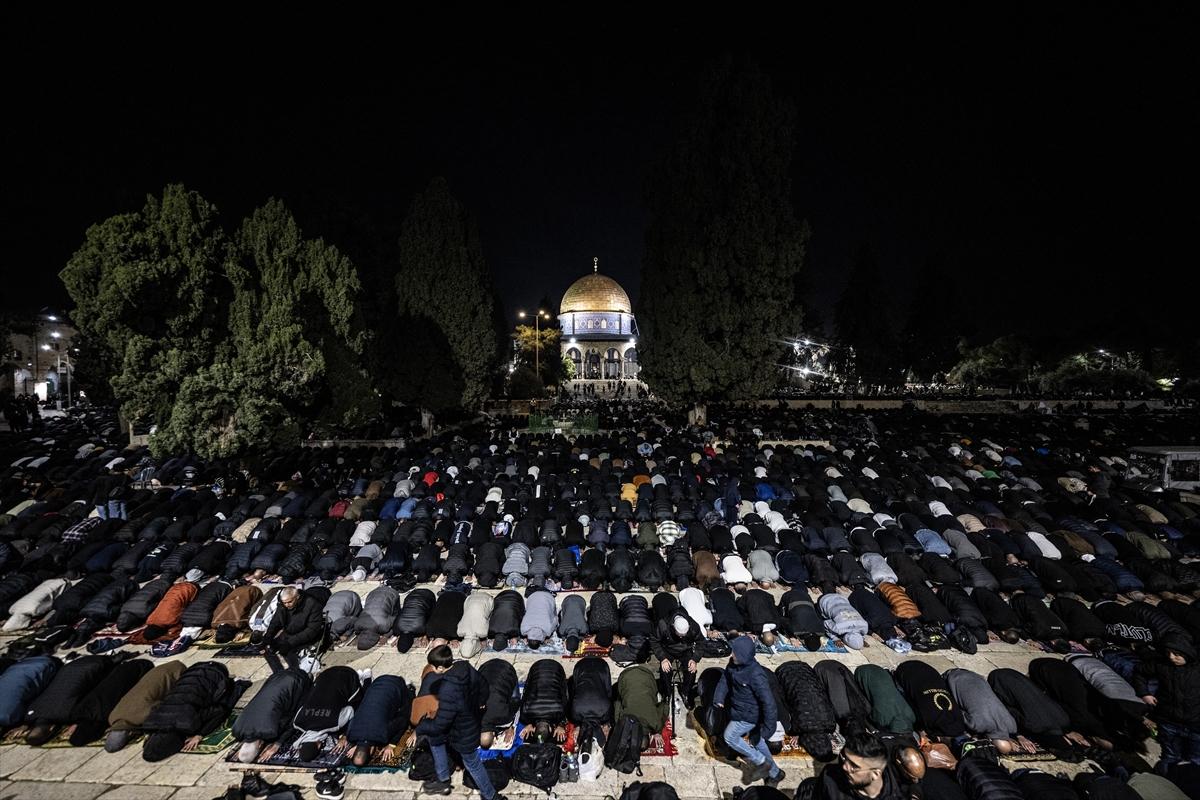 Mescid-i Aksa'da teravih namazı kılındı