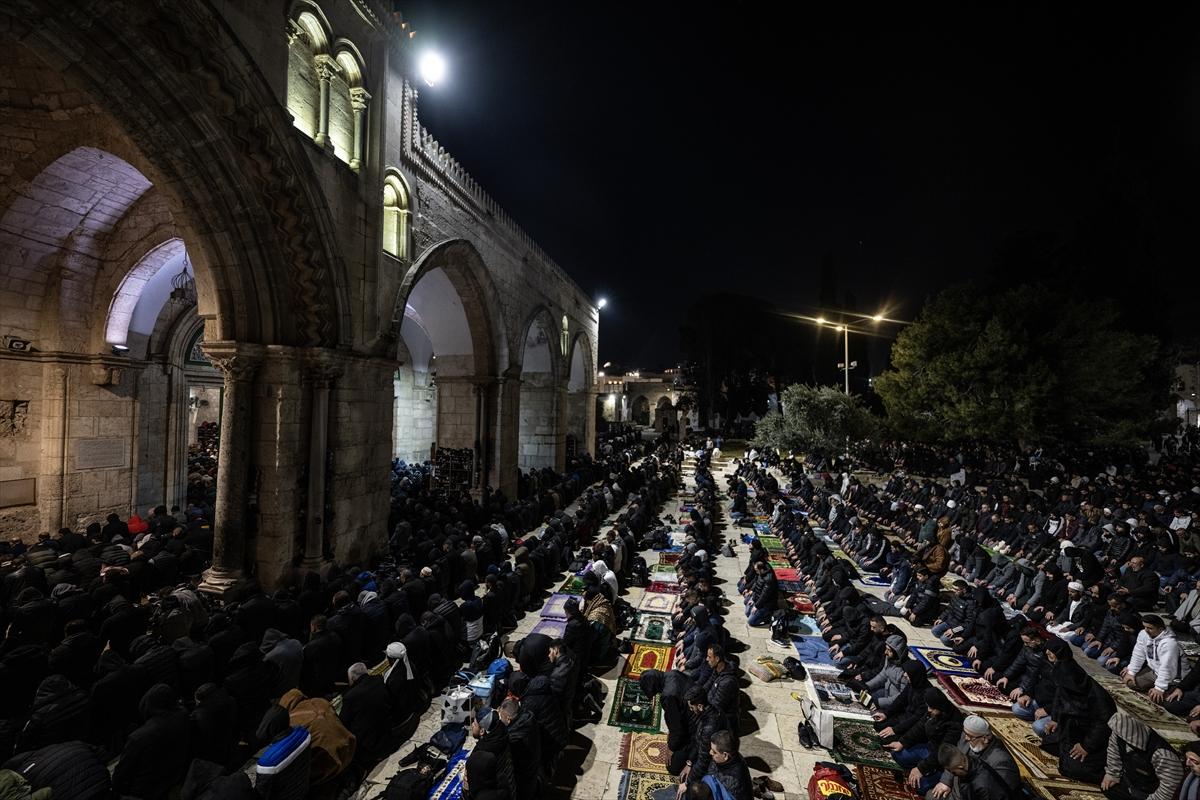 Mescid-i Aksa'da teravih namazı kılındı