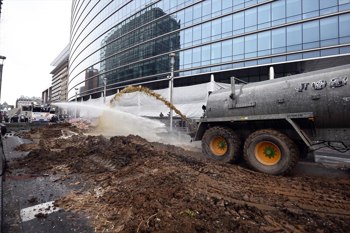 Belçikalı çiftçilerden AB kurumları önünde samanlı, tezekli eylem