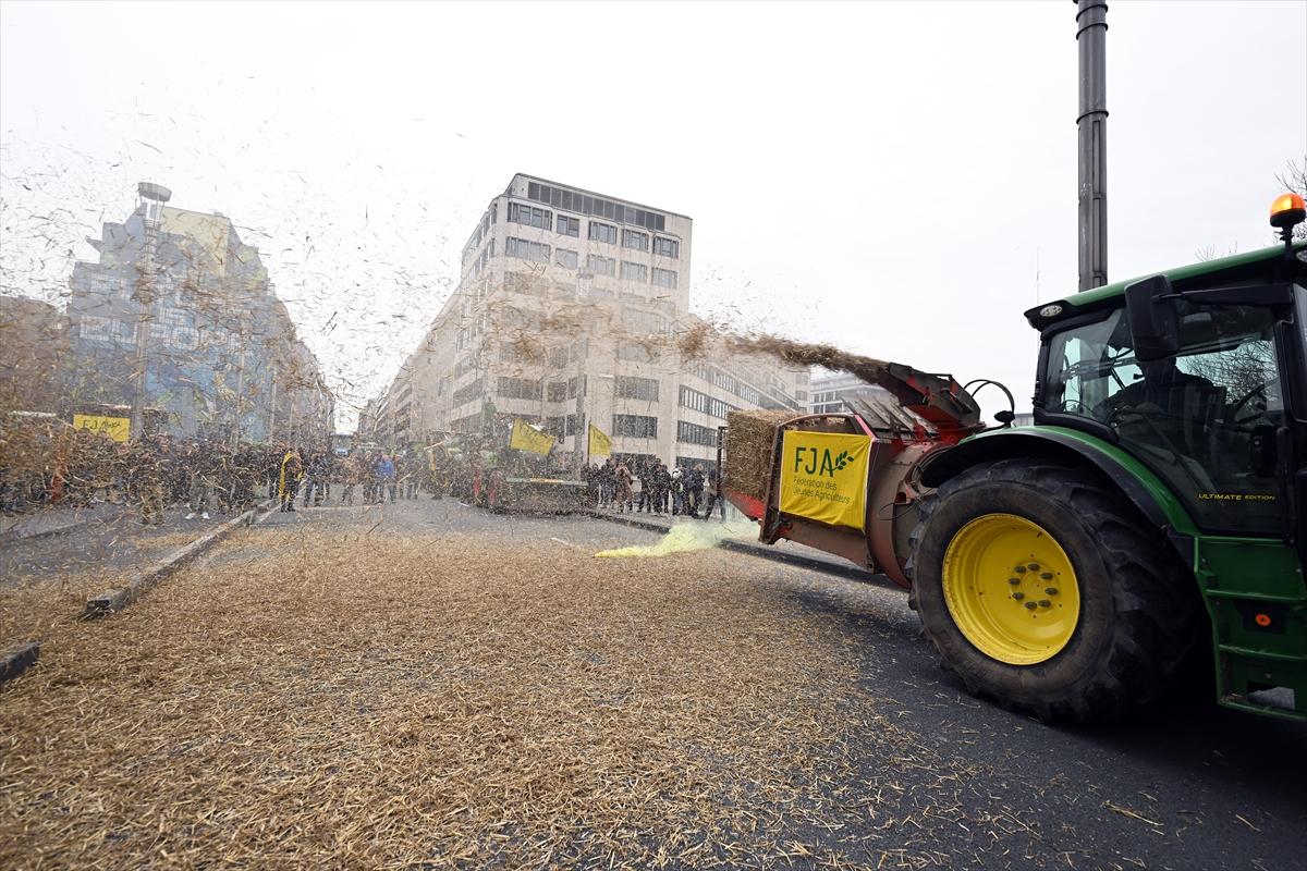 Belçikalı çiftçilerden AB kurumları önünde samanlı, tezekli eylem